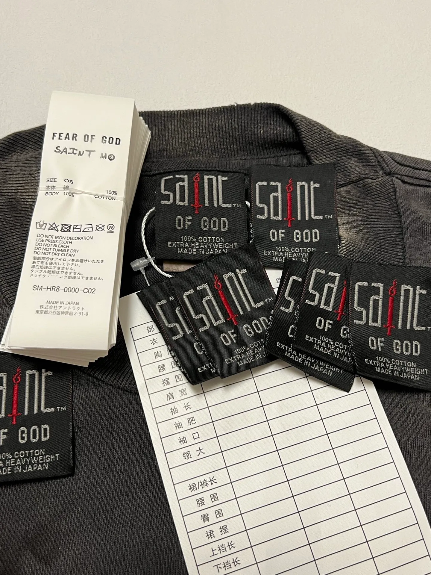 Customized original co-branded main label/wash label SAINT Mxxxxxx × FEAR OF GOD FG_SS TEE/SNT OF GOD/BLK 25SS Heavy FOG co-branded model SAINT OF GOD prayer short sleeves Washed black S-XL This season's blockbuster co-branded model FOG manager JERRY personally carries the goods. The SAINT OF GOD series co-branded has gained quite a lot of buzz. Top-notch printing technology uses silver sand and cracked pulp on the front and rear panels for deep restoration.